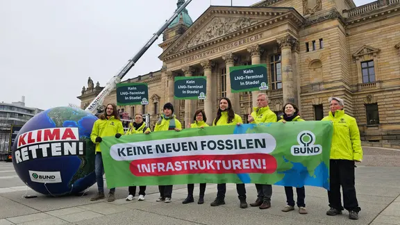 Umweltaktivisten vom BUND demonstrieren vor dem Bundesverwaltungsgericht in Leipzig.