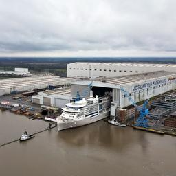 Ein Kreuzfahrtschiff verlässt das überdachte Baudock der Meyer Werft.