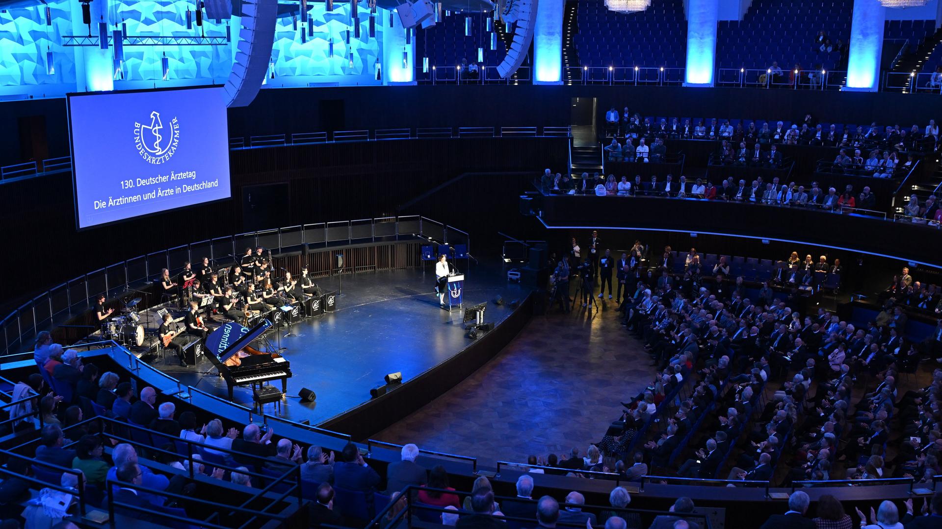 Delegierte und Gäste sitzen zu Beginn des 130. Deutschen Ärztetages im Hannover Congress Centrum HCC. | picture alliance/dpa | Julian Stratenschulte