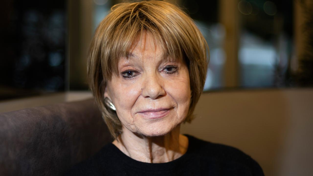 Judy Winter, Schauspielerin, sitzt am Ende eines Interviewtermins mit der Deutschen Presse-Agentur anlässlich ihres 80. Geburtstags in einem Charlottenburger Cafe.