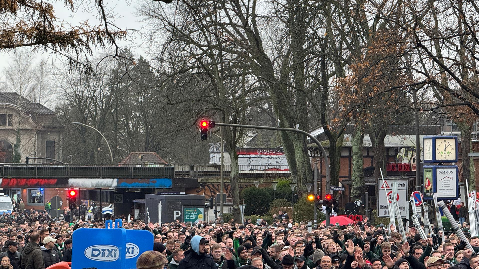 Nordderby in Hamburg: Polizei im Großeinsatz – Fans bleiben friedlich
