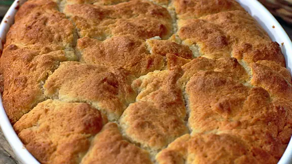 Crumble mit geschmorten Äpfeln in einer Auflaufform