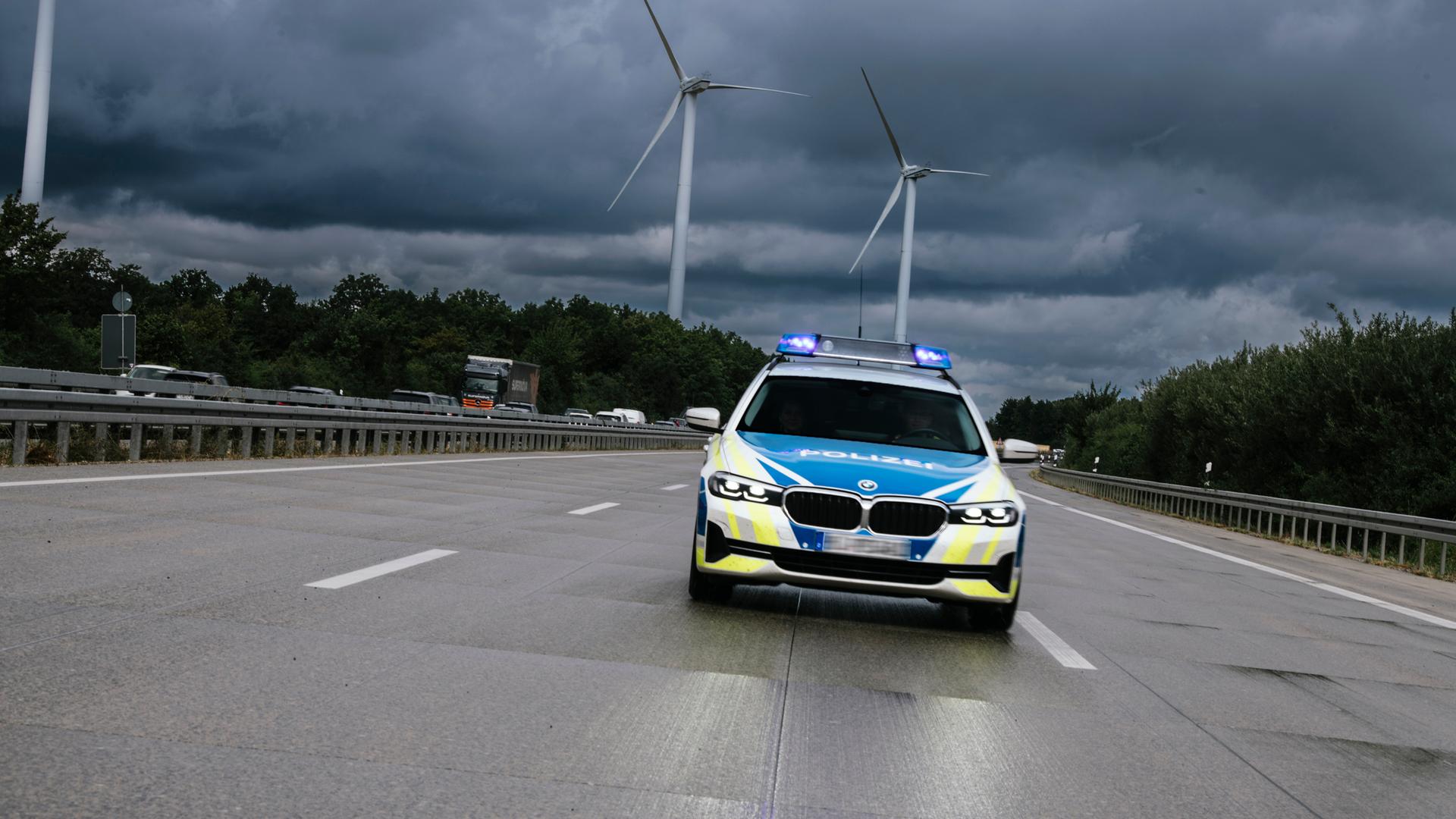 Ein Streifenwagen fährt auf der Autobahn. | Julius Matuschik