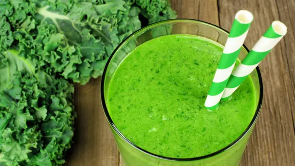 Grünkohl-Smoothie mit zwei Strohhalmen in einem Glas. | fotolia, Jenifoto Grünkohl-Smoothie mit zwei Strohhalmen in einem Glas.