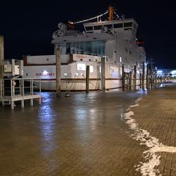 Das Wasser ist im Hafen von Norddeich über die Kaimauer gelaufen, die Norderney -Fähre liegt sicher vertaut. 