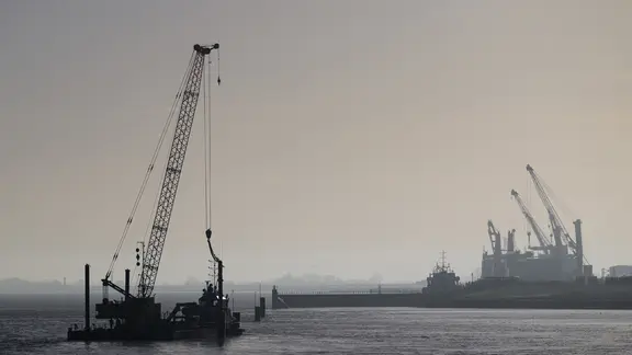 Ein Gründungspfahl (l) wird auf der Baustelle für neue Liegeplätze in den Boden getrieben.