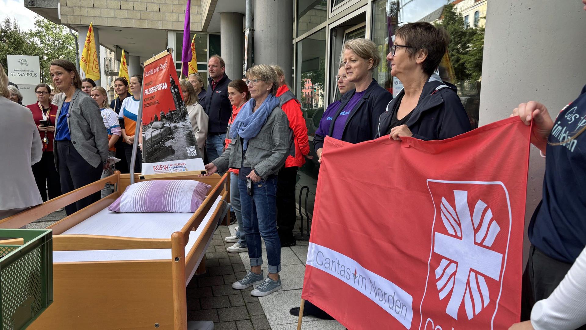 Hamburg: Wohlfahrtsverbände warnen vor Lücken in der Pflege