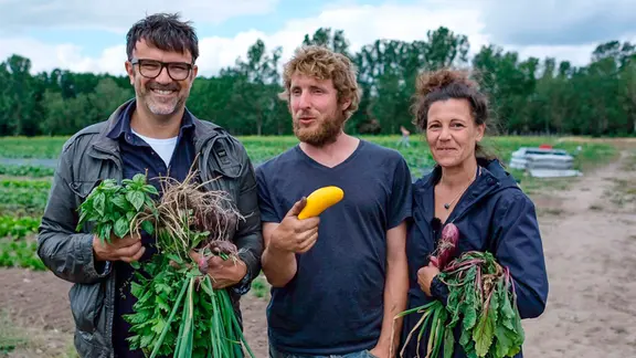 Tarik mit Minitopia-Gründerin Stevie und solidarischen Landwirtschaft-Gärtner Wendolin