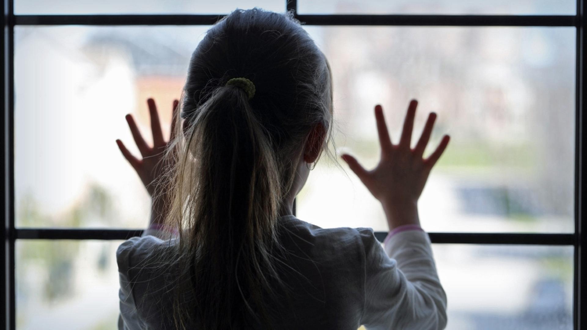 Mädchen schaut aus dem Fenster. | fotolia, bruiser
