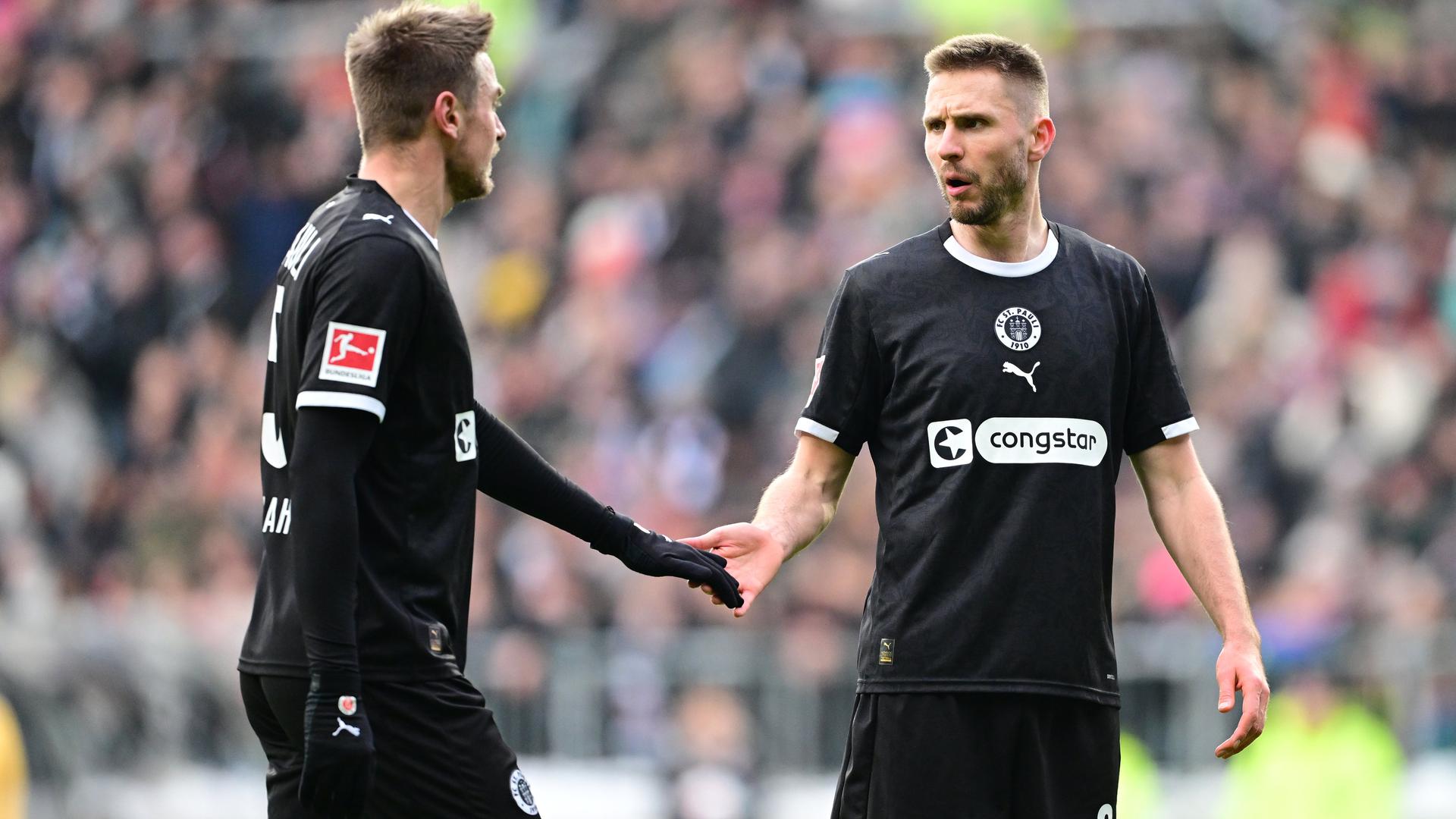 Hauke Wahl und Karol Mets (v.l.) vom FC St. Pauli  | WITTERS