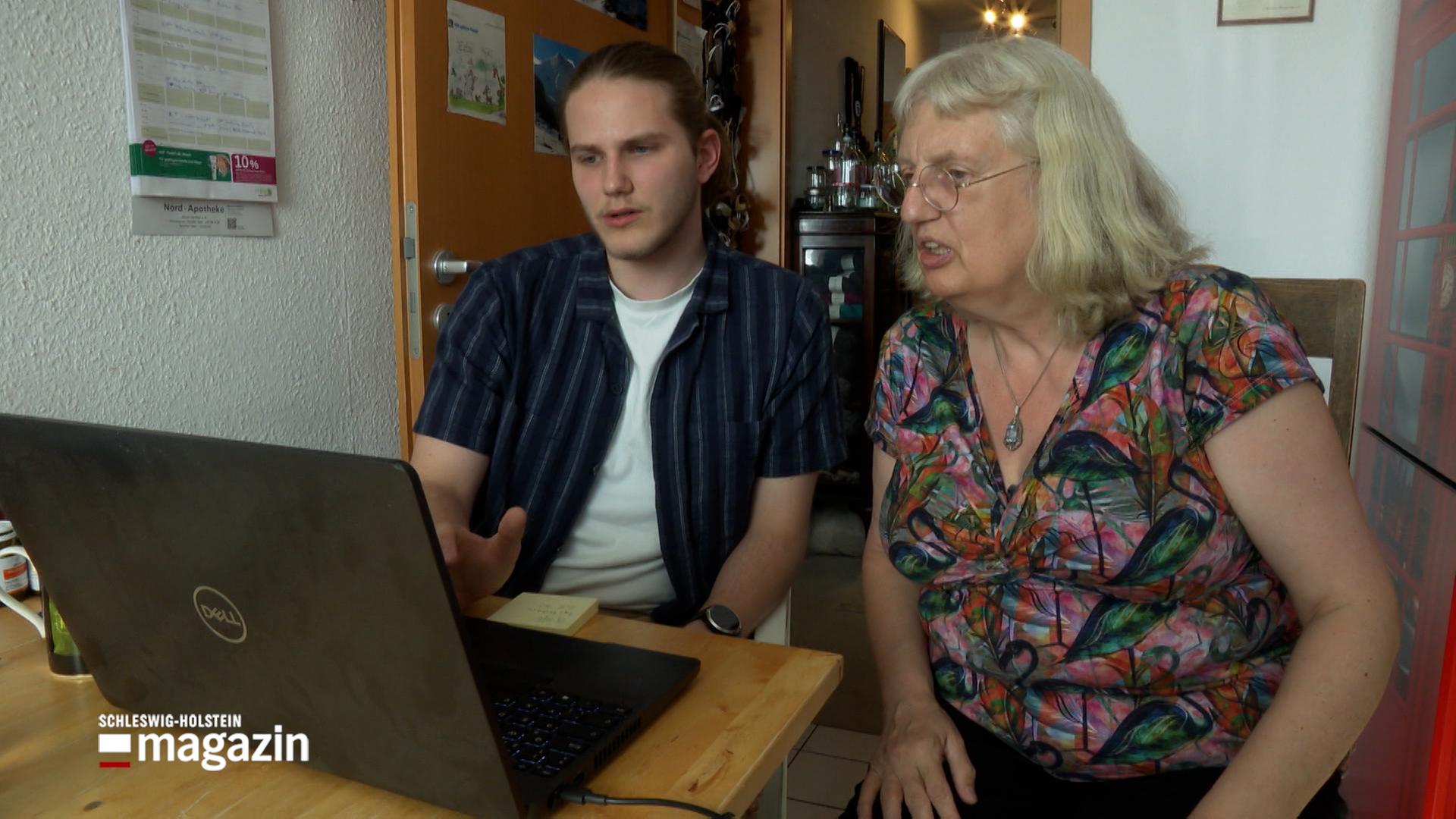 Zwei Personen sitzen vor einem Laptop | NDR