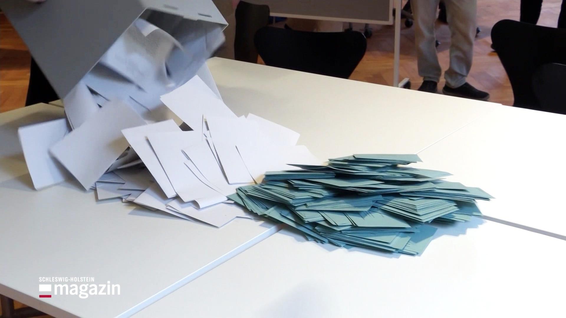 Wahlzettel werden aus einer Wahlurne gekippt. | Screenshot