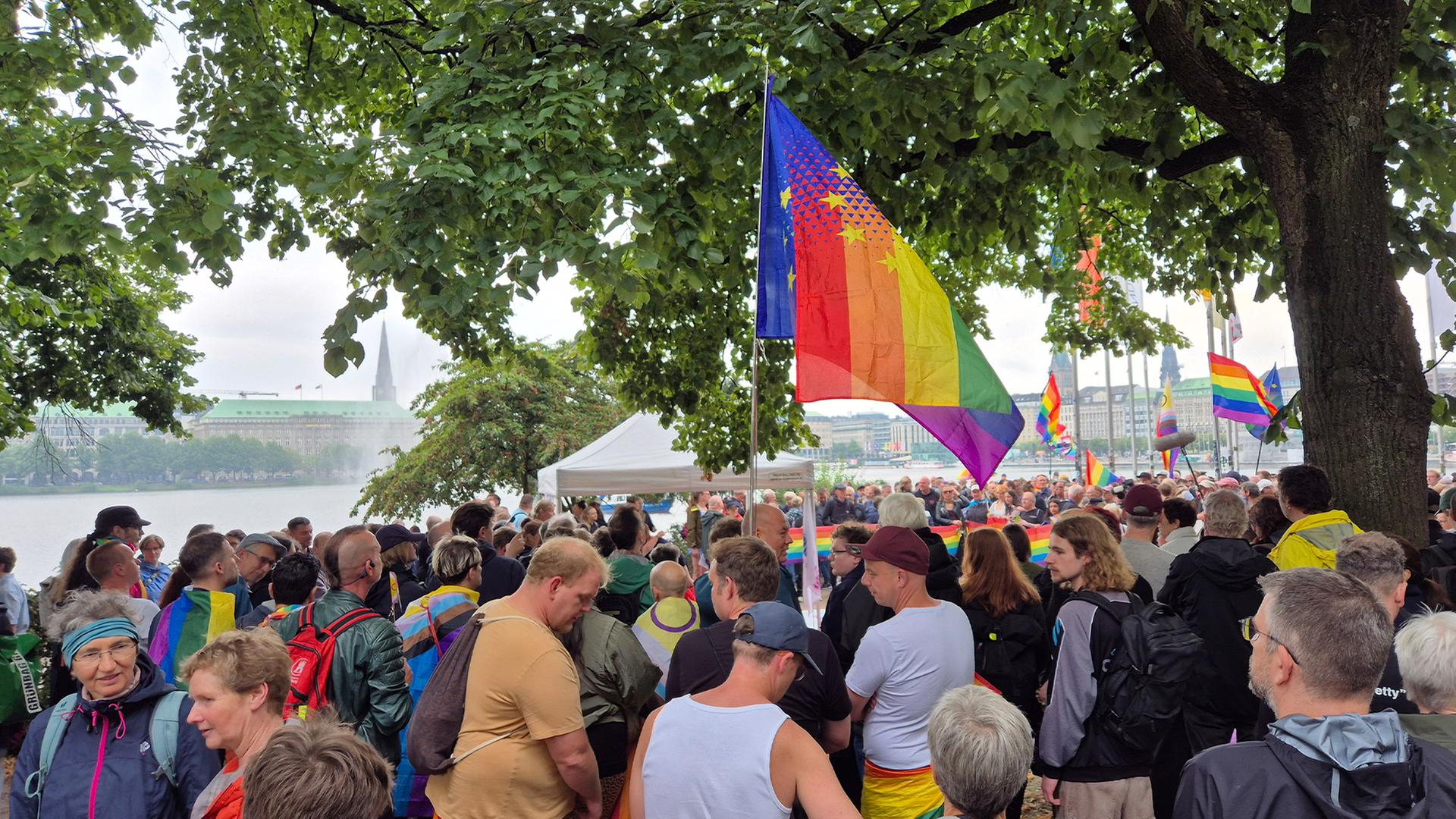 Viele Menschen versammeln sich zu einer Mahnwache in der Hamburger Innenstadt. | NDR