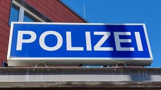 Ein Polizeischild auf einer Dienststelle in Neubrandenburg.
