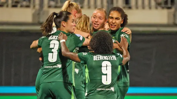 Jubel bei den Fußballerinnen des VfL Wolfsburg | picture alliance / Fotostand Jubel bei den Fußballerinnen des VfL Wolfsburg