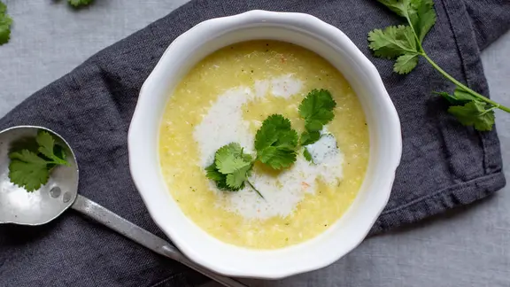 Pastinakensuppe in einer Schüssel auf dem Tisch. | NDR, Claudia Timmann Pastinakensuppe in einer Schüssel auf dem Tisch.