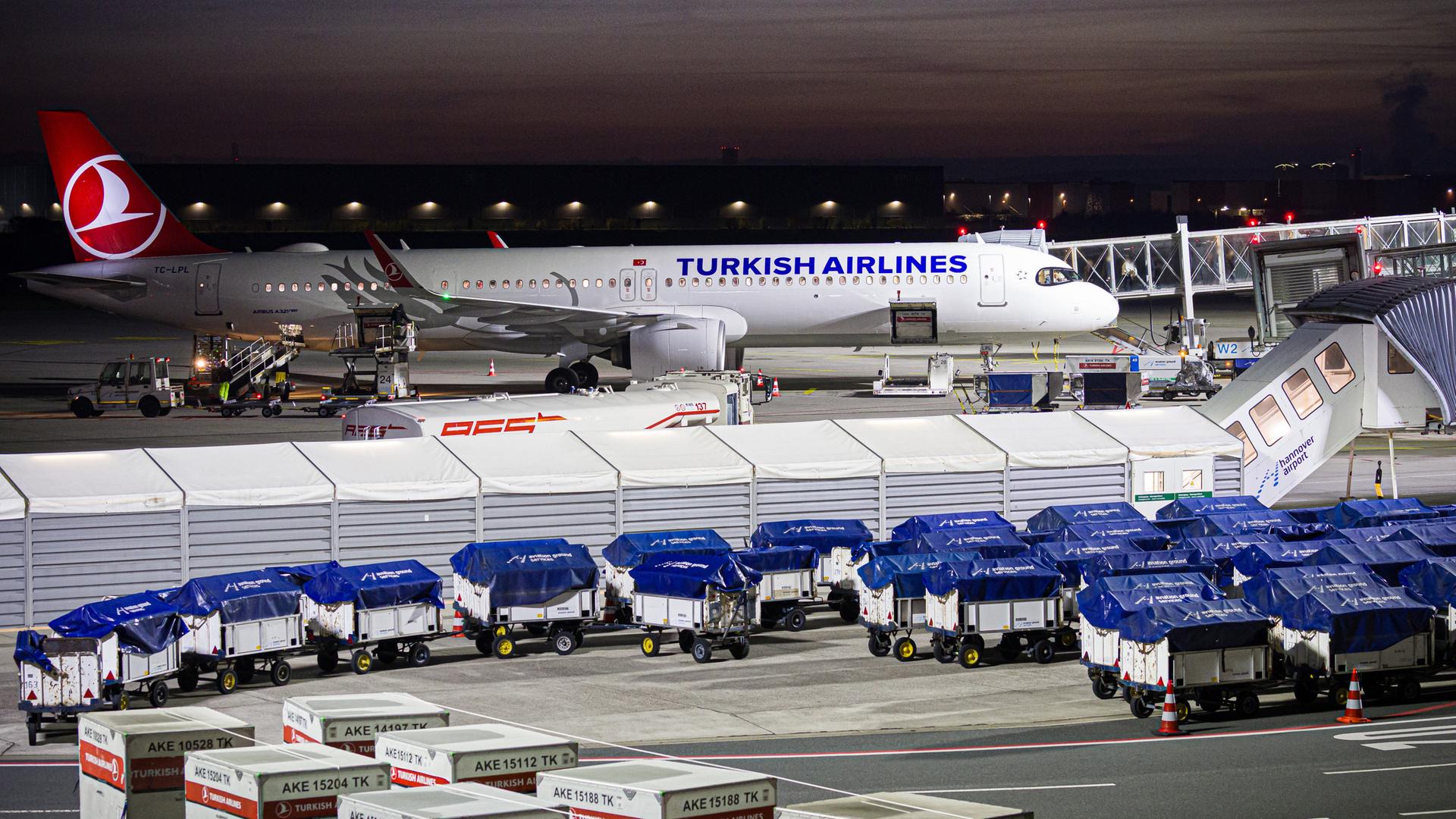 Ein Flugzeug von Turkish Airlines auf dem Flughafen Hannover-Langenhagen.  | Moritz Frankenberg, dpa