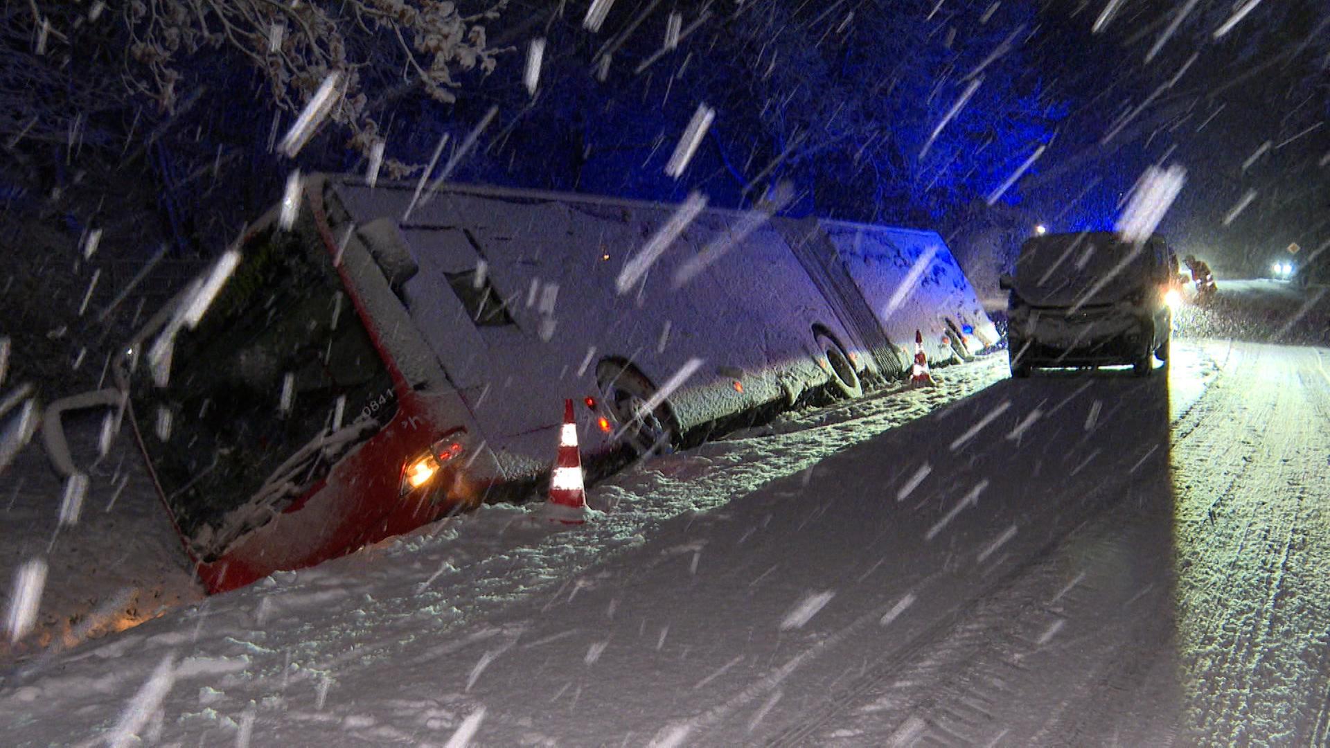 Nach starkem Schneefall ist ein Linienbus im schleswig-holsteinischen Klein Nordende in einem Graben gelandet.  | News5 / Fabian Höfig/NEWS5/dpa