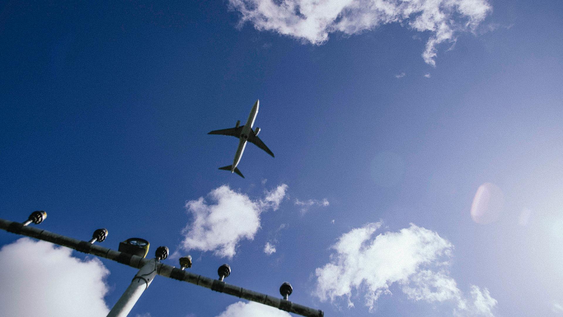 Bei blauem Himmel und Sonnenschein steigt ein Flugzeug an einem Flughafen in Niedersachsen in die Luft auf. | NDR, Julius Matuschik