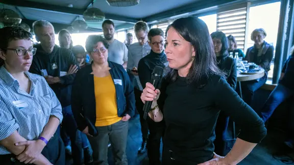 Außenministerin Annalena Baerbock (Bündnis 90/Die Grünen) spricht auf der Bühne in Stralsund während einer Wahlkampfveranstaltung von Bündnis 90/Die Grünen