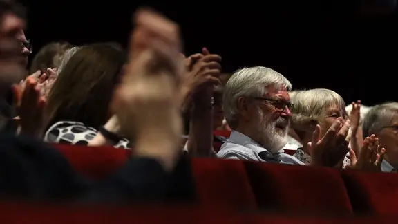 Publikum lächelt und klatscht im Ohnsorg Theater in Hamburg beim "Vertell doch mal".
