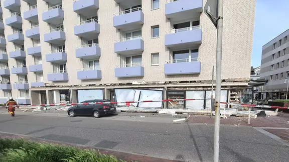 Ein Vordach eines Wohnhauses ist abgestürzt.