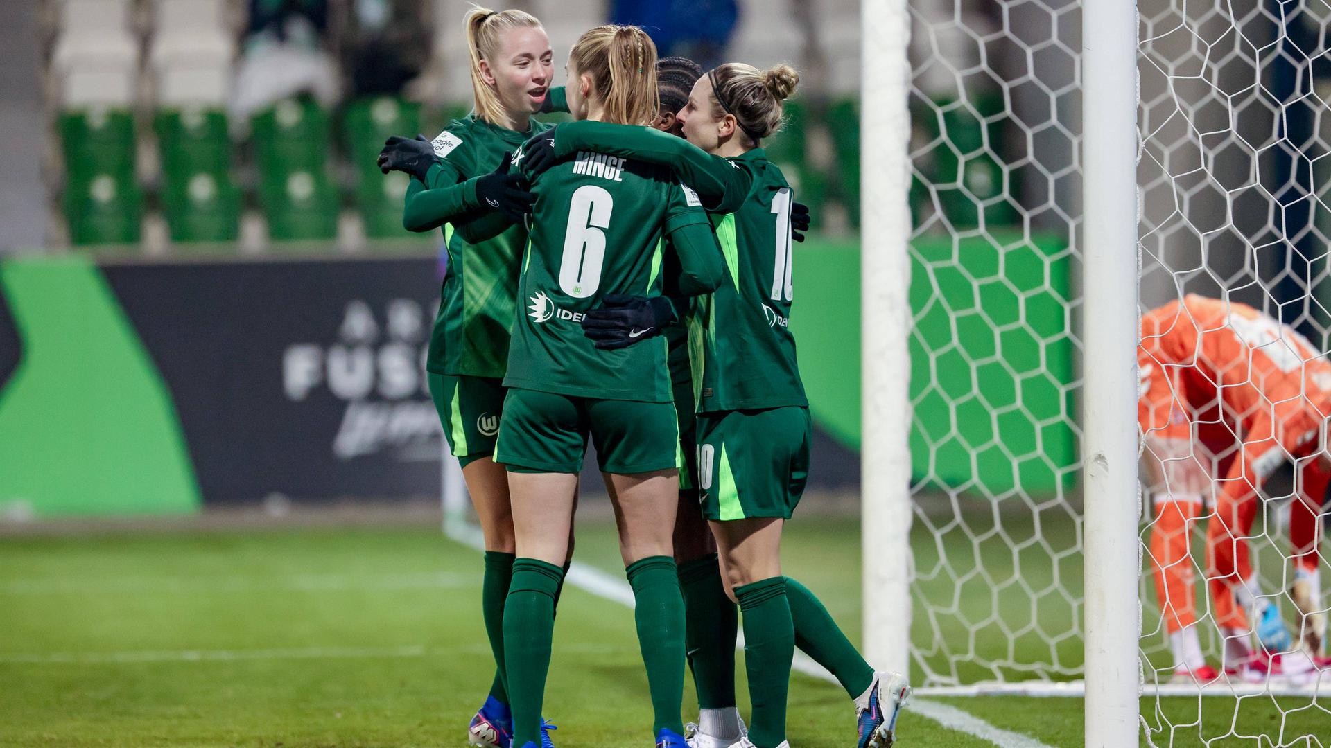 Jubel bei den Fußballerinnen des VfL Wolfsburg  | IMAGO / foto2press