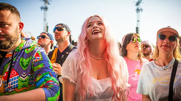 Eine junge Frau bei dem Auftritt von Olli Schulz bei dem Hurricane Festival 2025 in Scheeßel. 