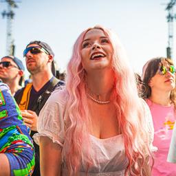 Eine junge Frau bei dem Auftritt von Olli Schulz bei dem Hurricane Festival 2025 in Scheeßel. 