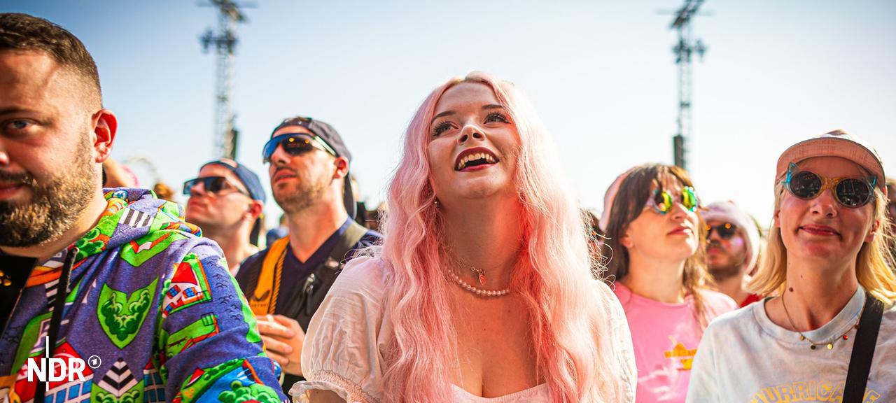 Eine junge Frau bei dem Auftritt von Olli Schulz bei dem Hurricane Festival 2025 in Scheeßel. 