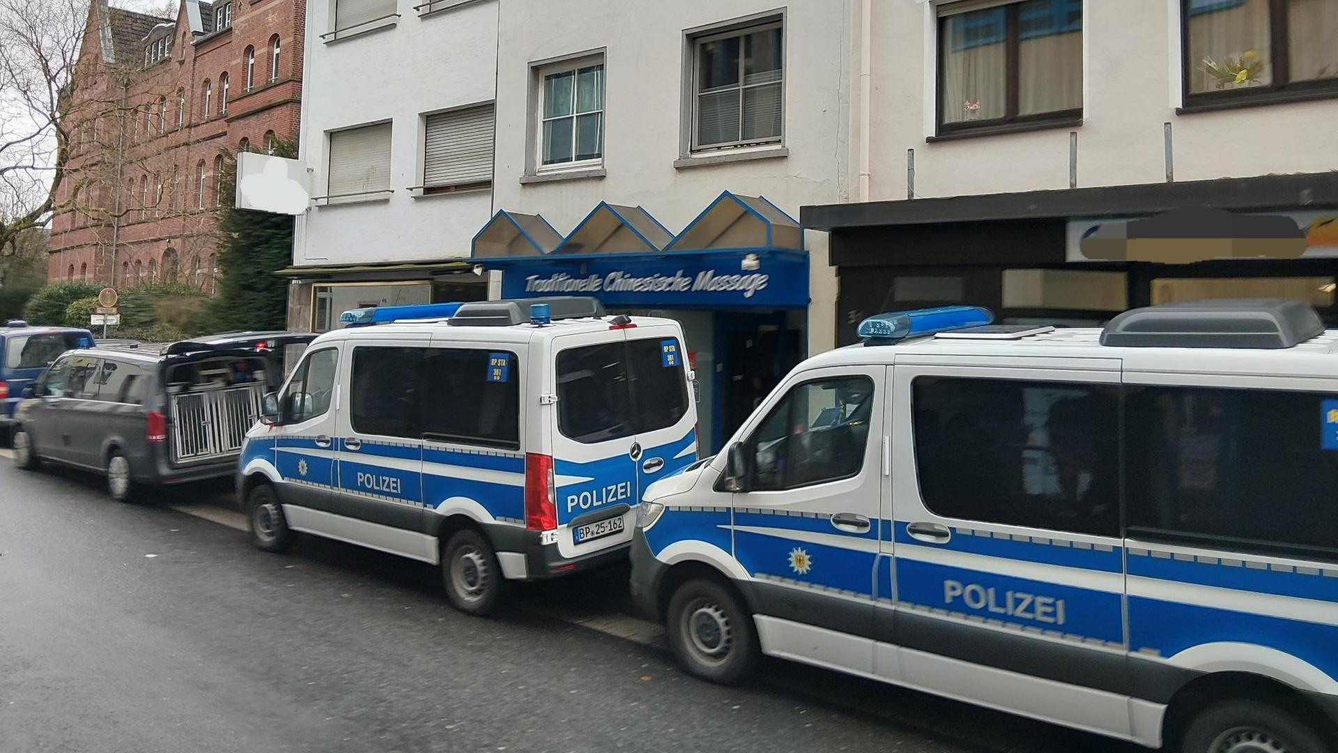Vor einem Massagesalon in Brühl (NRW) stehen Mannschaftswagen der Bundespolizei. | Bundespolizei
