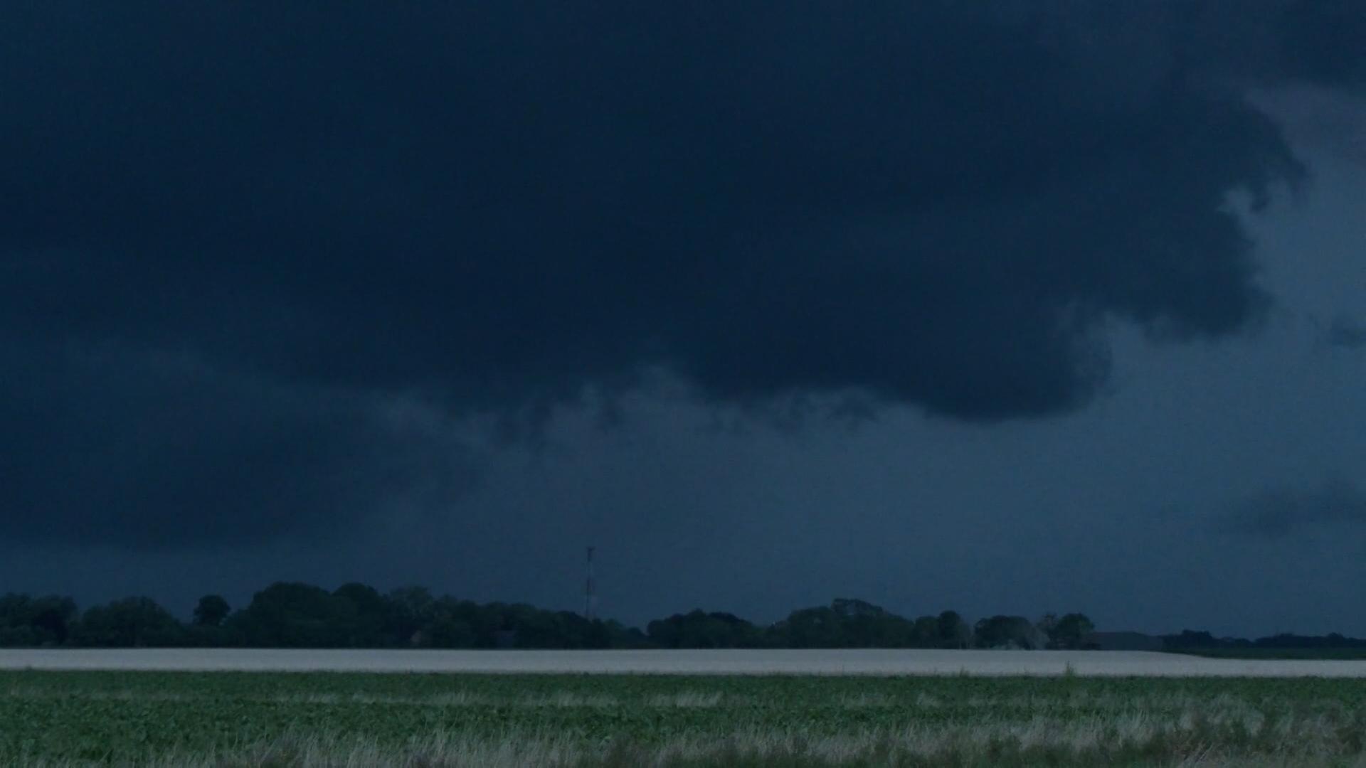 Dunkle Wolken kündigen in Krummhörn Gewitter an. | NonstopNews