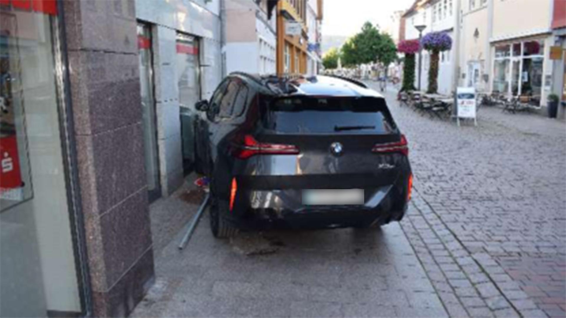 In Rinteln fuhr ein 66-Jähriger mit seinem Auto in die Fassade der Sparkasse. | Polizei Nienburg/Schaumburg