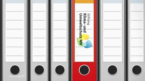 Graue Aktenordner neben einem rotenmit der Aufschrift Stiftung Klima und Umweltschutz.