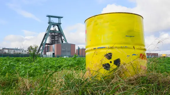 Ein nachgebautes Atomfass steht vor dem Schacht Konrad.
