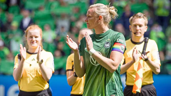 Wolfsburgs Alexandra Popp wird von den Fans verabschiedet
