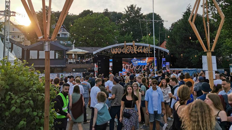 Menschenmengen drängen sich beim Woderkant-Festival auf der Kieler Woche. | NDR, Thomas Viet Dang Woderkant-Festival auf der Kieler Woche 2023.