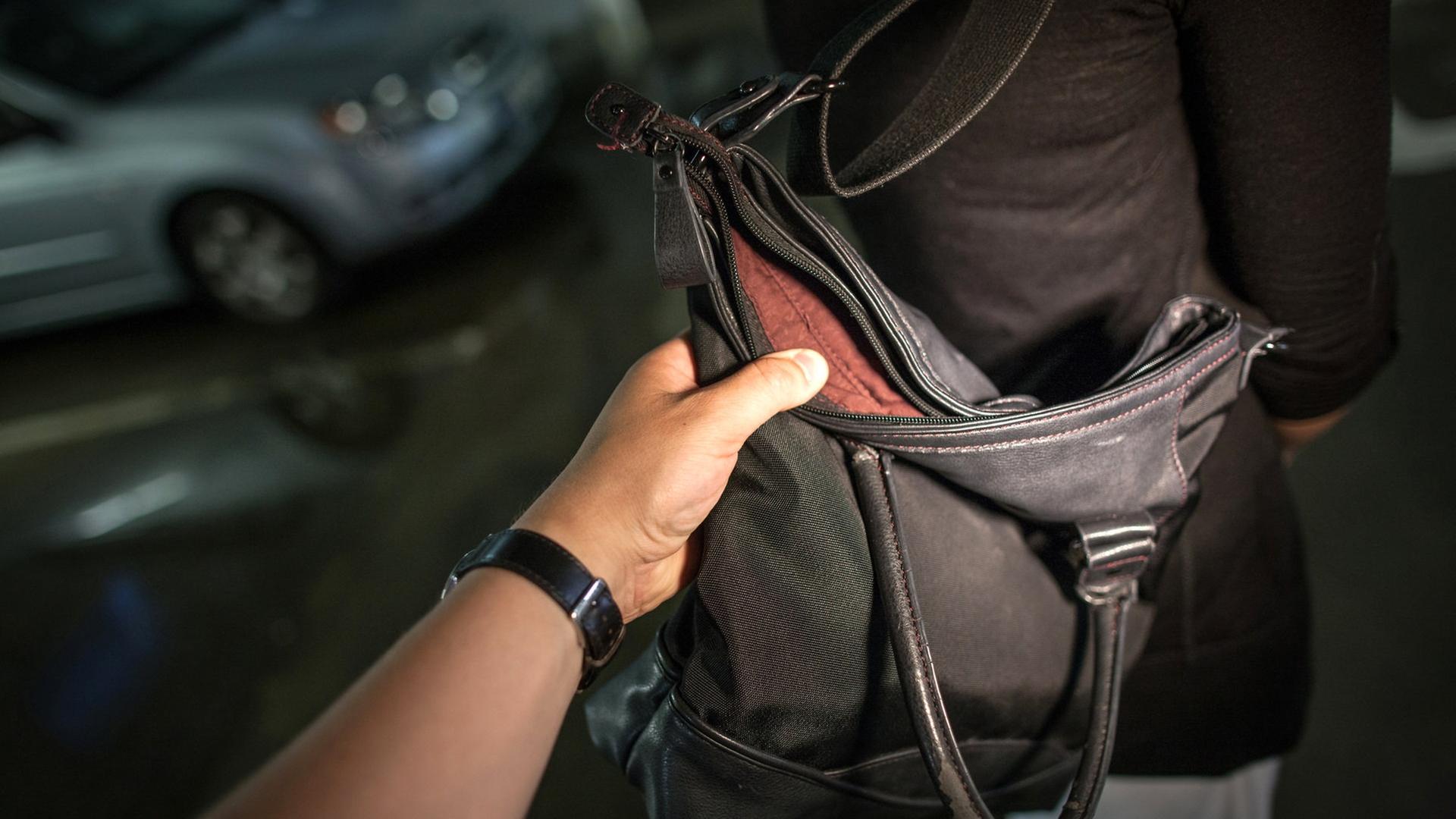 Polizei in Neubrandenburg fahndet nach Handtaschenräubern