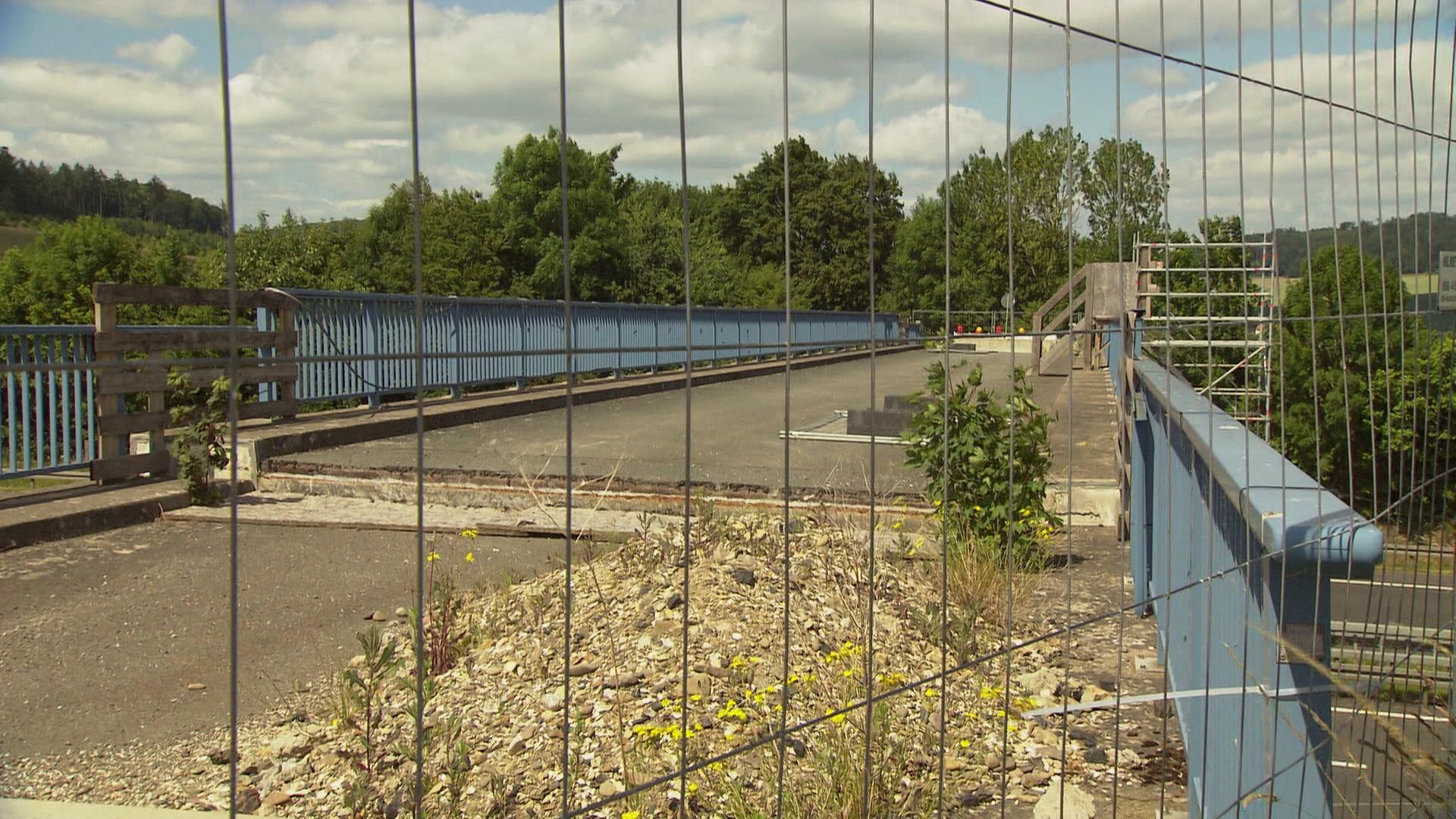 Diese Brücke über die Autobahn 7 ist mit Zäunen gesperrt, weil sie zu niedrig ist. | NDR