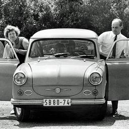Eine Familie mit einem Trabant 600 in der DDR, ca. 1975,