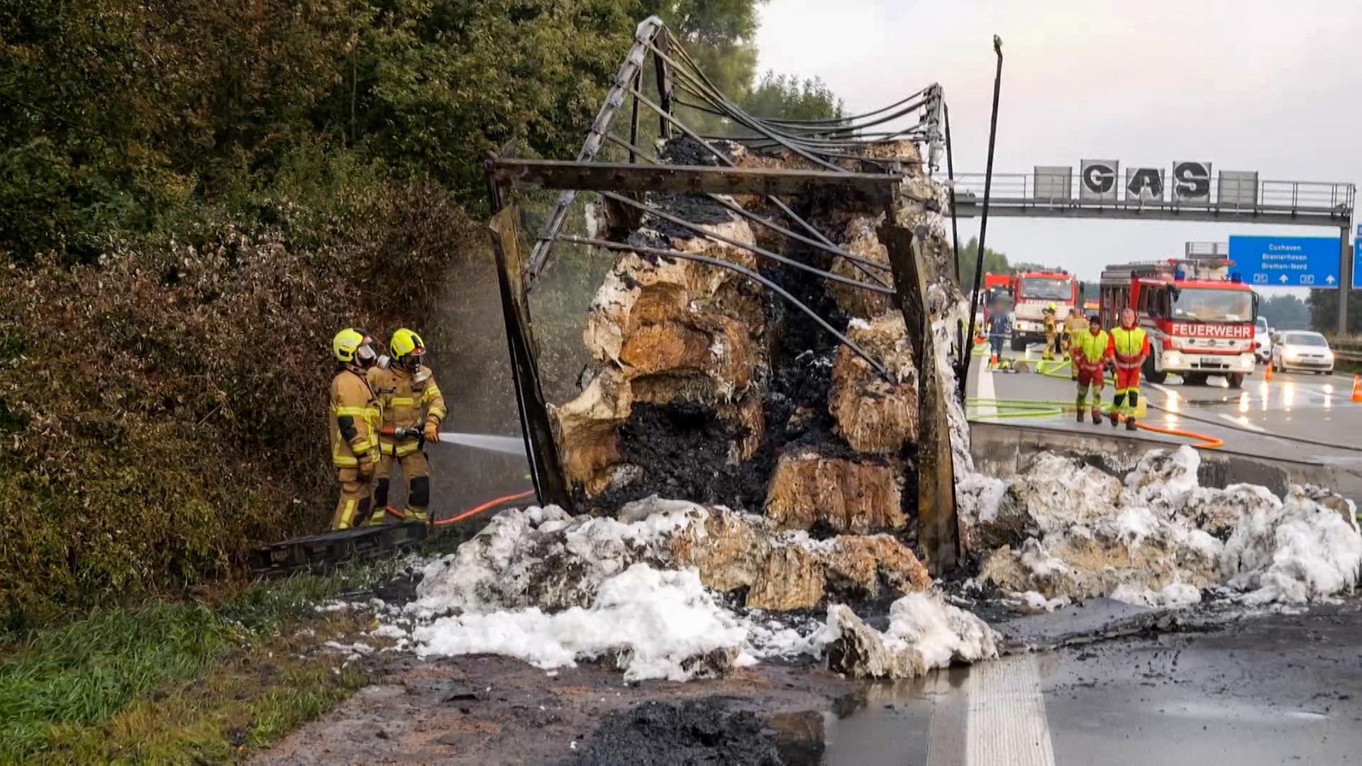 Feuerwehrleute löschen einen brennen Lkw-Anhänger auf der a27 bei Bremen. | TeleNewsNetwork