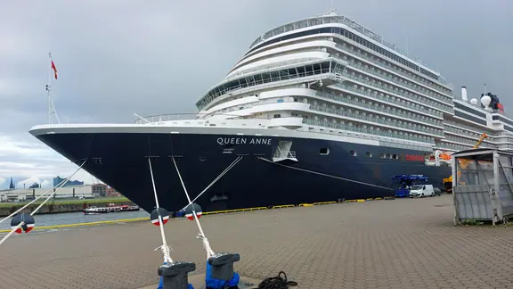 Das Kreuzfahrtschiff Queen Anne liegt im Hamburger Hafen.