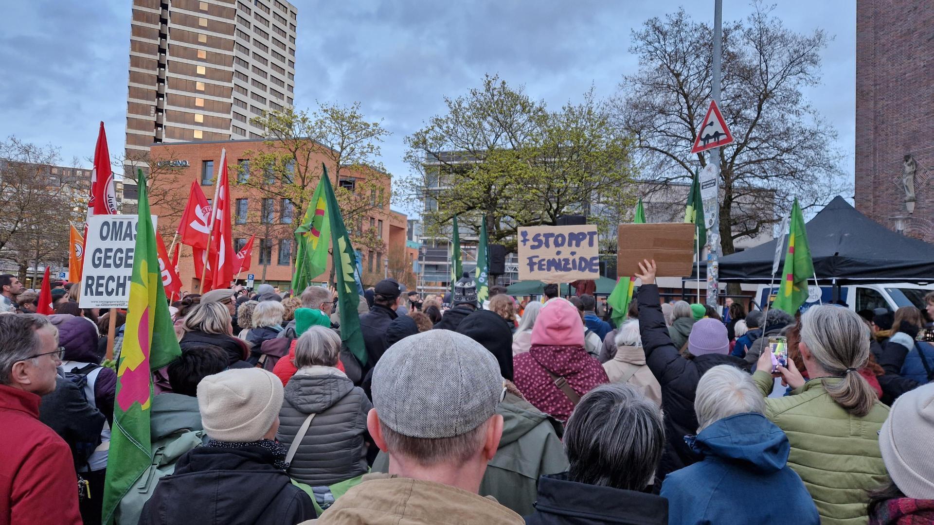 Hunderte Menschen demonstrieren in Hannover gegen sexualisierte Gewalt. | NDR/ Maren Bruns