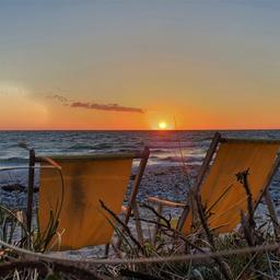Strandkörbe bei Sonnenuntergang am Flügger Strand auf Fehmarn.