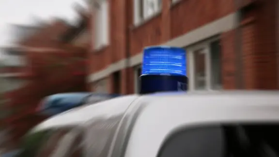 Ein Blaulicht leuchtet an einem Streifenwagen.