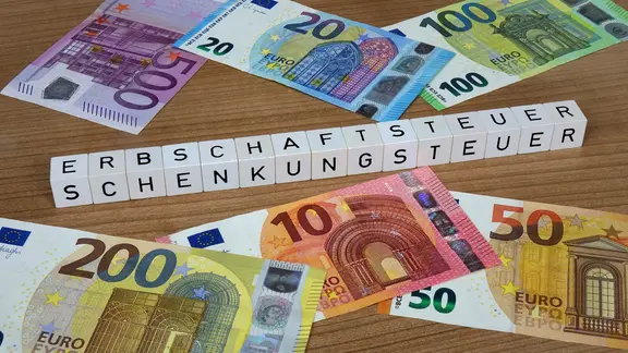 Es gibt Buchstabenwürfel mit Schriftzug auf Geldscheinen.