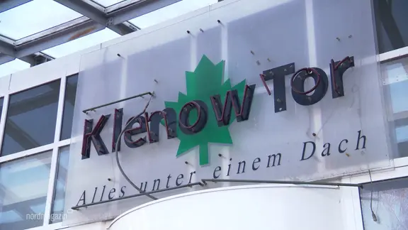 Der Schriftzug "Klenow Tor" prangt über dem Eingang zu dem Einkaufszentrum im nordwestlichen Rostocker Stadtteil Groß Klein.