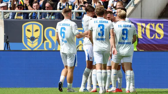 Rostocks Spieler bejubeln einen Treffer
