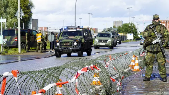 Einsatzkräfte und -fahrzeuge der Bundeswehr bei einer Übung in Hamburg.