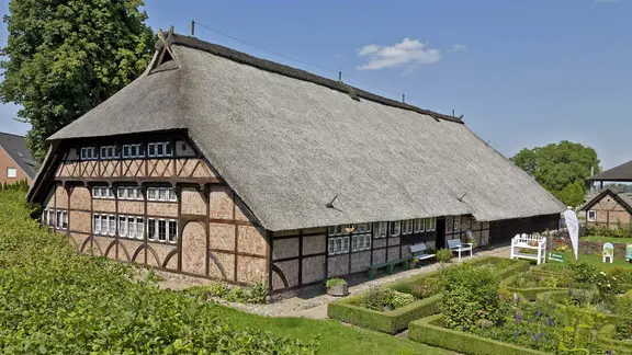 Das Freilichtmuseum Rieck Haus mit Bockwindmühle in Hamburg-Curslack. | imago/imagebroker Reet gedecktes Bauernhaus im Freilichtmuseum Rieck Haus